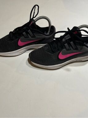 Nike Women's Black/Gray Shoes with Pink Swoosh Downshifter Run Fast Just Do It